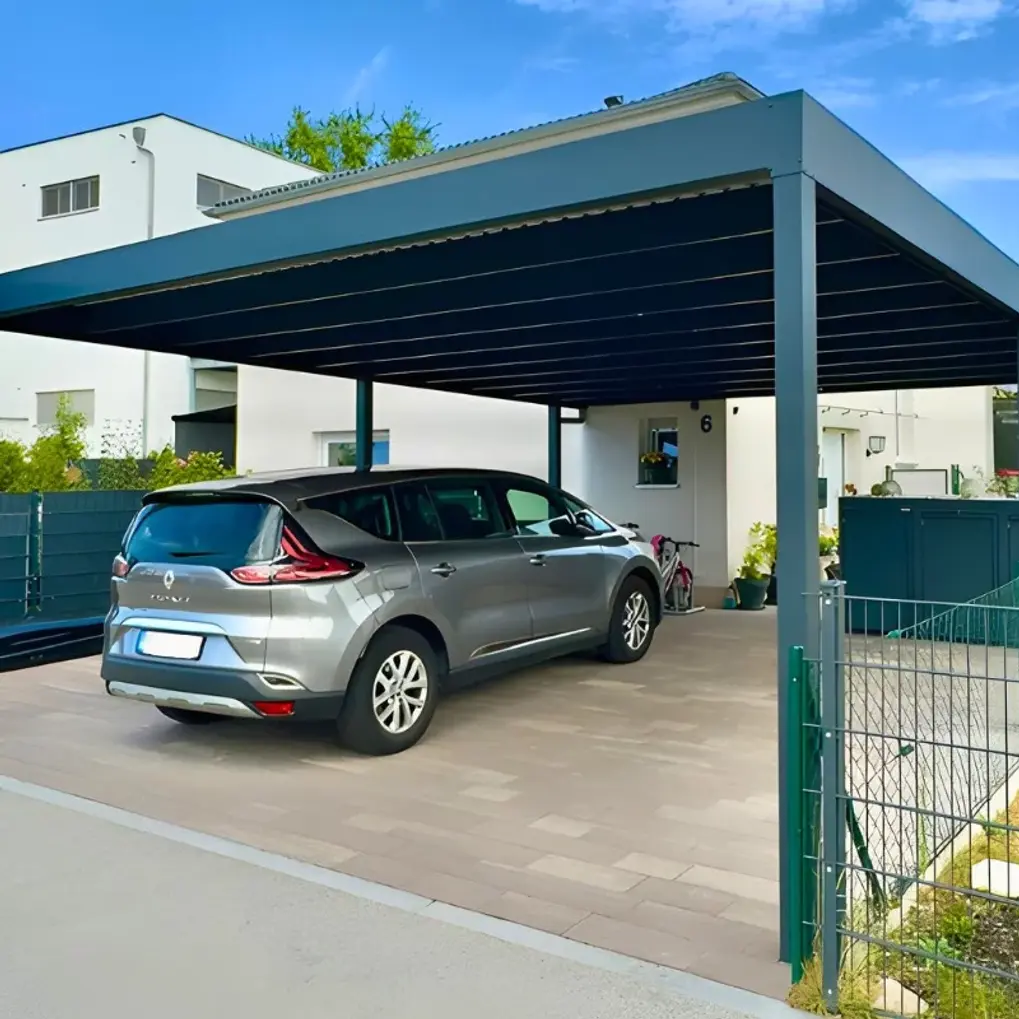 Ein Auto parkt unter einem modernen Carport neben einem Wohnhaus.