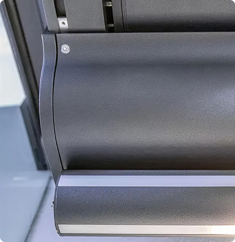 Nahaufnahme eines automatischen Türmechanismus aus Metall in einem modernen Gebäude