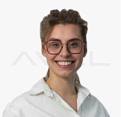Person mit Brille und weißem Hemd vor weißem Hintergrund.