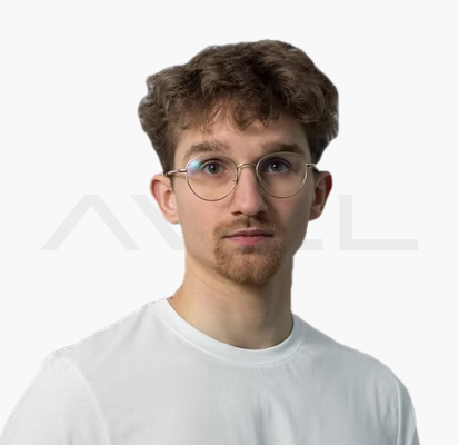 Person mit Brille und weißem Shirt vor neutralem Hintergrund.
