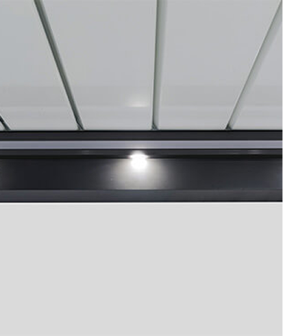 Moderne LED-Deckenbeleuchtung mit dezenter Lichtquelle auf grauem Hintergrund.