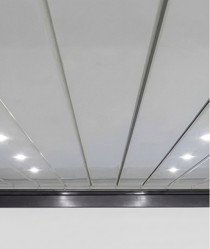 Moderne Decke mit eingebauten Lichtern.