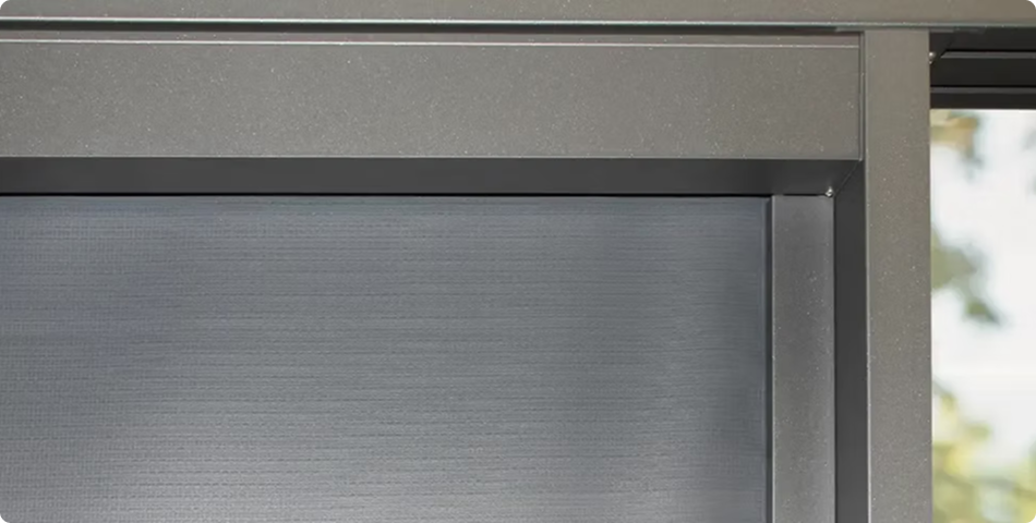 Moderner metallischer Fensterrahmen mit glatter Oberfläche.