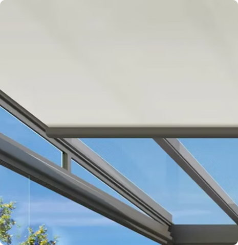 Ein modernes Glasdach mit integriertem Sonnenschutz und Blick auf blauen Himmel.
