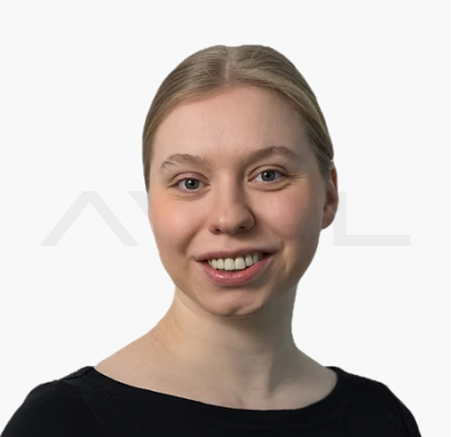 Frau lächelt vor weißem Hintergrund, Nahaufnahme.