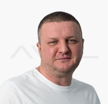 Mann mit kurzem Haar in weißem T-Shirt vor weißem Hintergrund.