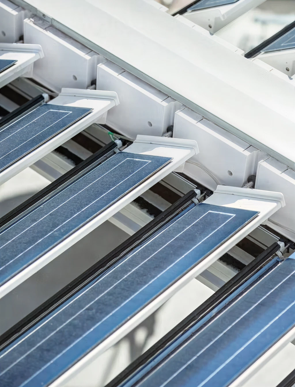 Nahaufnahme von Solarmodulen auf einer Dachkonstruktion.
