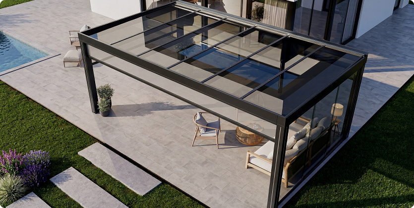 Moderne Terrasse mit Glasüberdachung und Gartenbereich vor einem Haus.