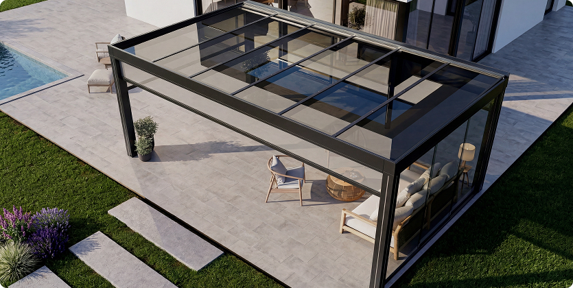 Moderne Terrasse mit Glaspergola und Möbeln neben einem Pool.