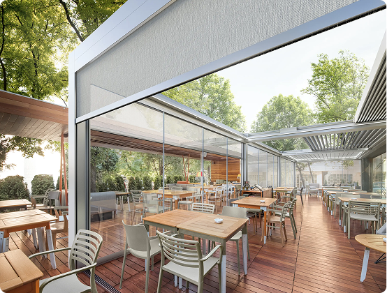 Moderne Restaurantterrasse mit Holzboden und weißen Stühlen unter einer Pergola.