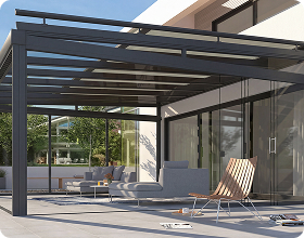 Moderne Terrassenüberdachung aus Glas mit Gartenmöbeln in sonnigem Außenbereich.