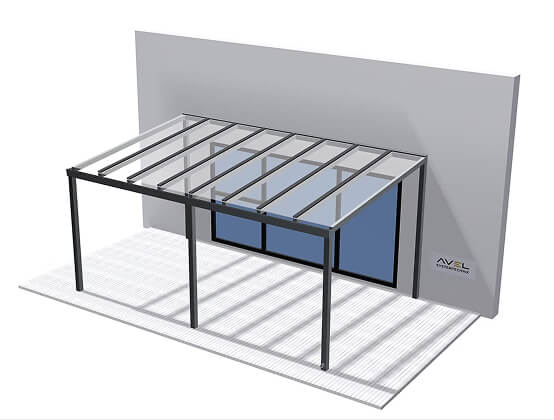 Moderne Terrassenüberdachung aus Metall mit Glasdach an grauer Wand.