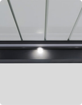 Moderne Tür mit integrierter Beleuchtung in schlichter Umgebung.