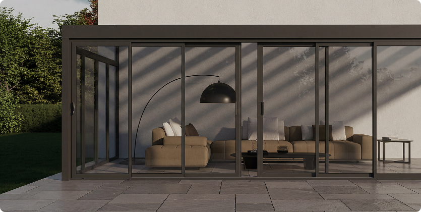 Modernes Wohnzimmer mit Glaswänden und minimalistischen Möbeln bei Tageslicht.