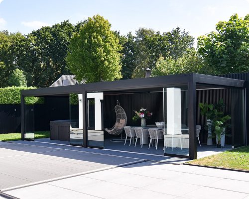 Moderne Überdachung mit Esstisch und Hängesessel im Garten.