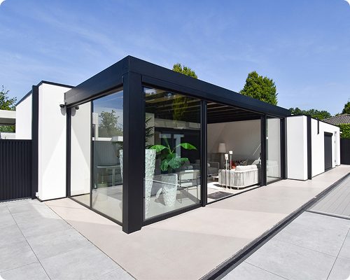 Modernes Gebäude mit Glasfassade und minimalistischer Architektur bei Sonnenschein.