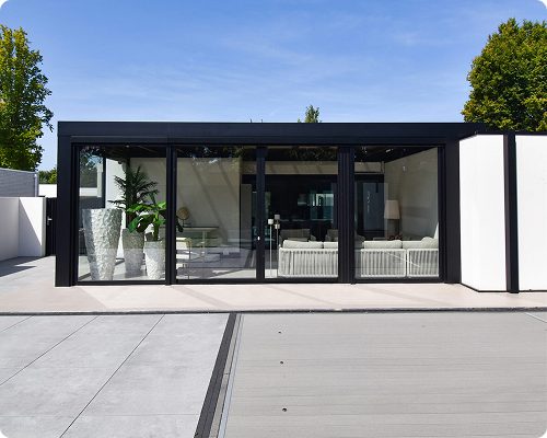 Modernes Haus mit großer Glasfassade und minimalistischem Innenhof.
