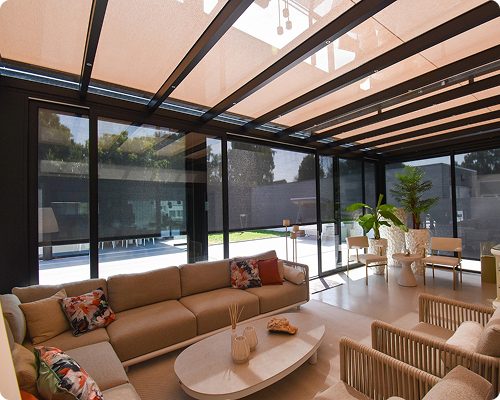 Modernes Wohnzimmer mit Glaswänden und stilvollen Möbeln.